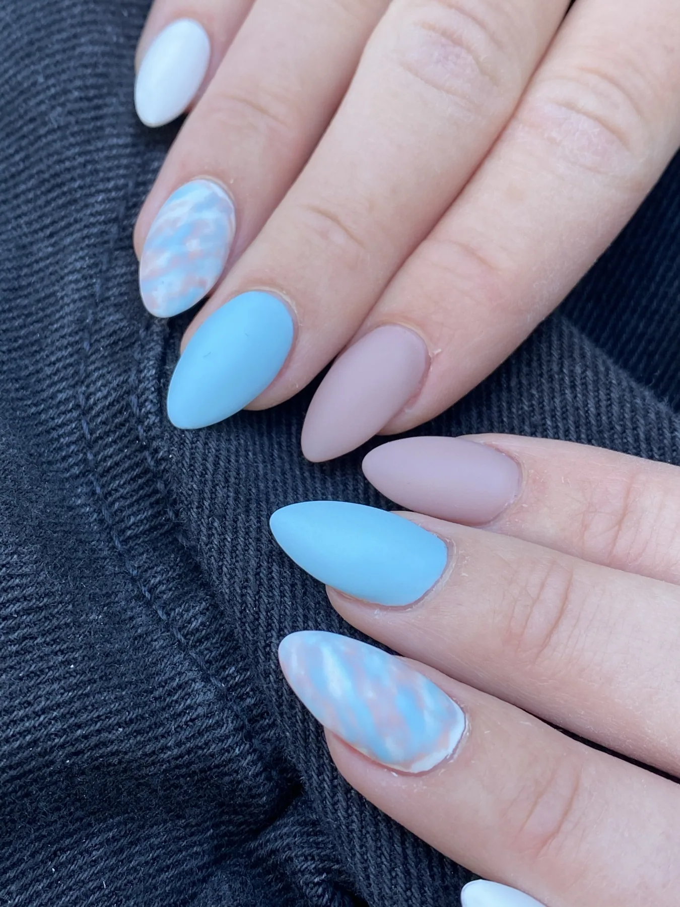 Blaue Nägel