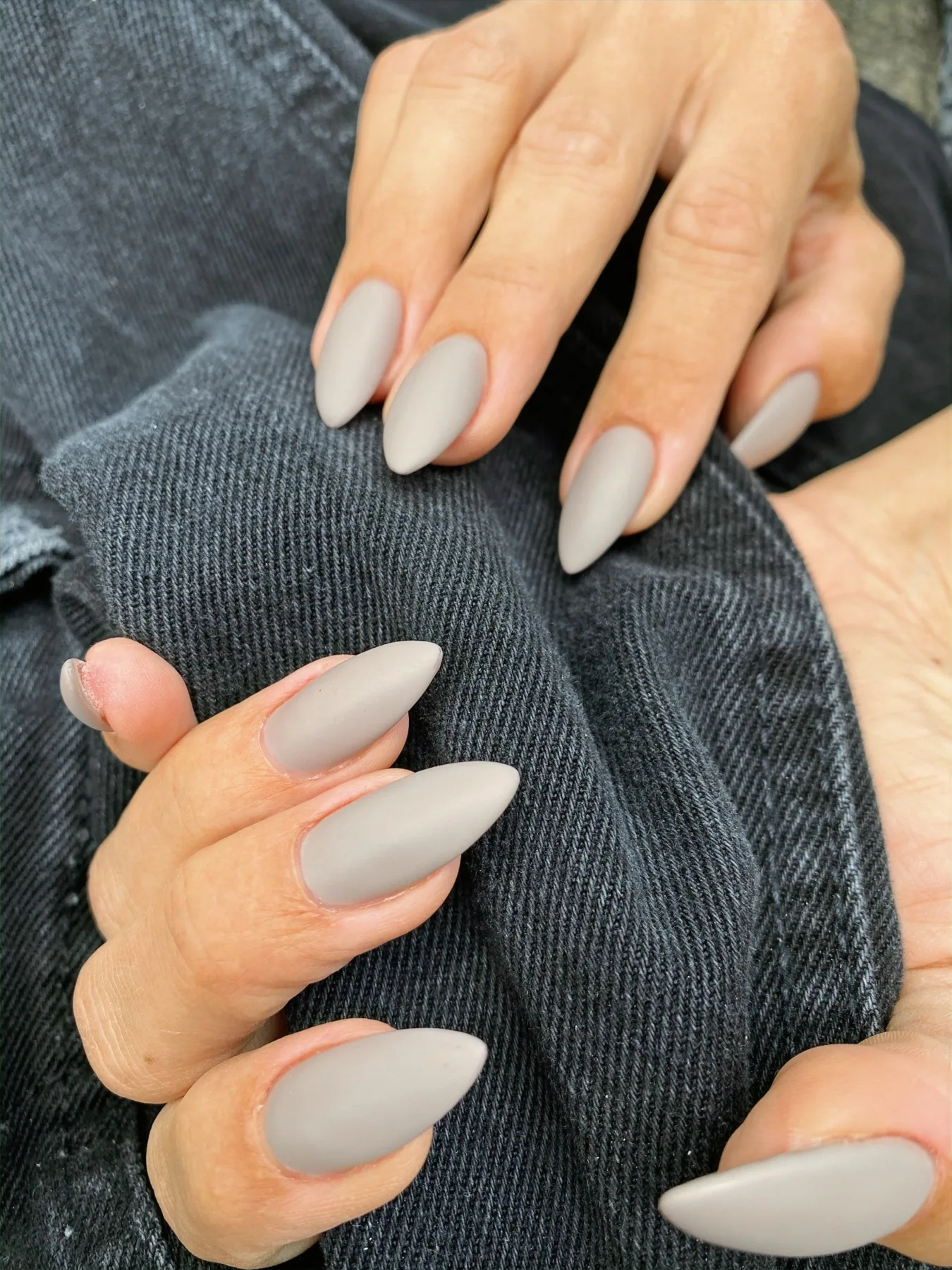 Lange Gel-Nägel in Grau
