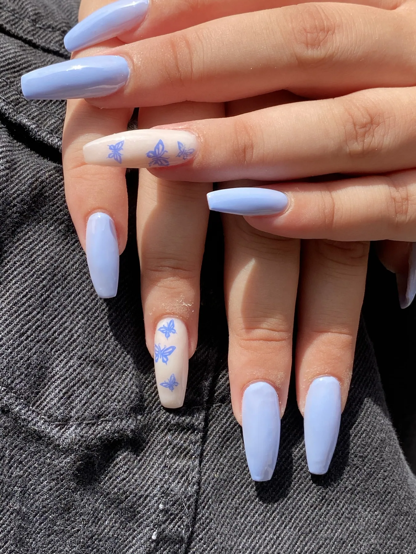 Blau-weisse Marmor-Nägel