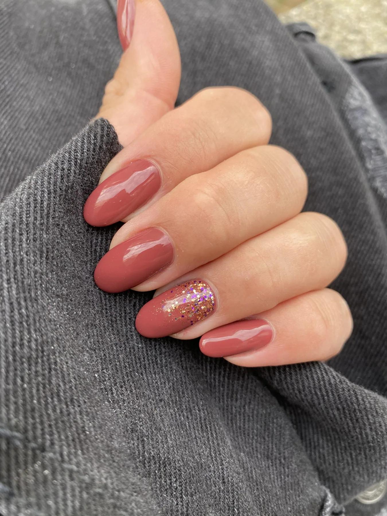 Rosé lackierte Nägel